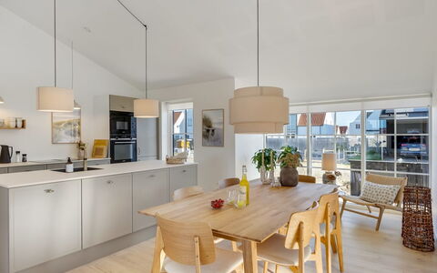 Raimund - 600M from the Sea: Mobilia, Interior Design, Pavimentazione, Pavimento, Cucina, Controsoffitto, Lampada, Legna, Soffitto, Cucina & Sala Da Pranzo Tavolo