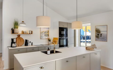 Raimund - 600M from the Sea: Controsoffitto, Cucina, Interior Design, Mobilia, Pavimentazione, Elettrodomestico Da Cucina, Lampada, Cabinetry, Soffitto, Pavimento