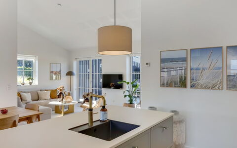 Raimund - 600M from the Sea: Mobilia, Interior Design, Pavimentazione, Controsoffitto, Pavimento, Soffitto, Lampada, Cucina, Legna, Cabinetry