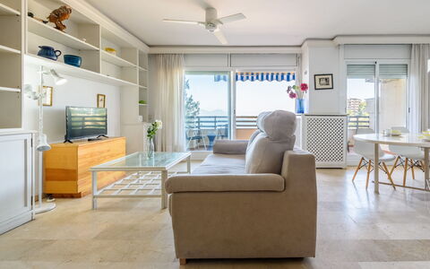 Helios: Mobilia, Interior Design, Pavimentazione, Pavimento, Legna, Soffitto, Divano, Soggiorno, Tavolo, Camera