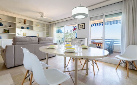 Helios: Mobilia, Interior Design, Pavimentazione, Pavimento, Tavolo, Legna, Sedia, Soffitto, Cucina & Sala Da Pranzo Tavolo, Sala Da Pranzo