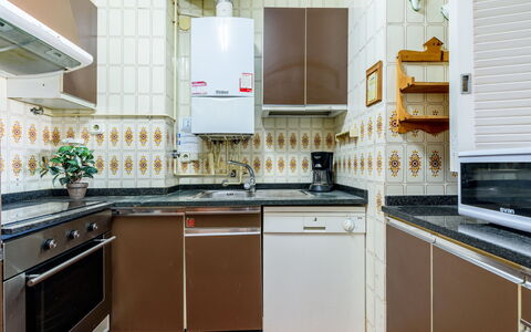 Helios: Cucina, Elettrodomestico Da Cucina, Apparecchio Major, Controsoffitto, Pavimentazione, Legna, Cucina Stufa, Cabinetry, Elettrodomestico, Interior Design
