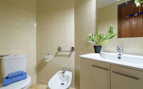 Helios: Toilet Seat, Bagno, Idraulico Fixture, Gabinetto, Pavimentazione, Lavandino Del Bagno, Lavello, Pavimento, Interior Design, Rubinetto