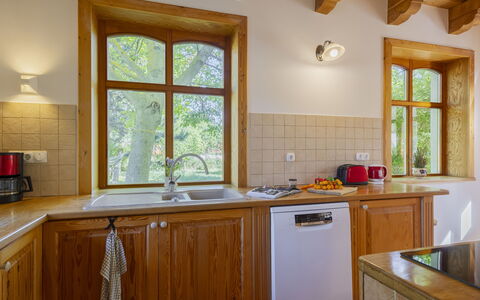 Villa Canela: Legna, Cucina, Interior Design, Pavimentazione, Controsoffitto, Cabinetry, Pavimento, Soffitto, Mobilia, Idraulico Fixture