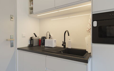 Gárdonyi Garden: Cucina, Controsoffitto, Elettrodomestico Da Cucina, Interior Design, Lavandino Della Cucina, Idraulico Fixture, Cabinetry, Apparecchio Major, Rubinetto, Lavello
