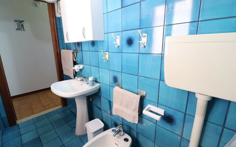 Margherita: Pavimentazione, Pavimento, Idraulico Fixture, Interior Design, Mobilia, Lavandino Del Bagno, Rubinetto, Bagno, Lavello, Idraulico