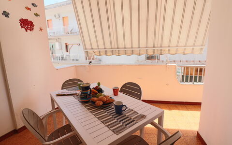 Margherita: Legna, Mobilia, Interior Design, Sedia, Pavimento, Balcone, Cucina & Sala Da Pranzo Tavolo, Shade, Mobili Da Esterno, Tavolo Esterno