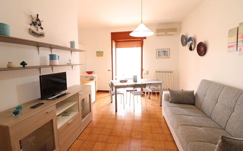 Margherita: Mobilia, Interior Design, Pavimentazione, Legna, Pavimento, Camera, Soggiorno, Tavolo, Divano, Cornice