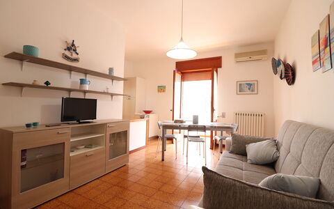 Margherita: Mobilia, Interior Design, Pavimentazione, Legna, Pavimento, Camera, Soffitto, Soggiorno, Illuminazione, Tavolo