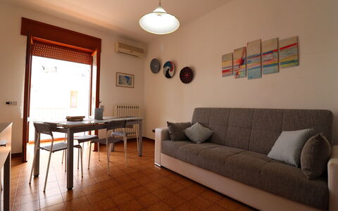 Margherita: Mobilia, Interior Design, Pavimentazione, Pavimento, Legna, Camera, Illuminazione, Divano, Tavolo, Soggiorno