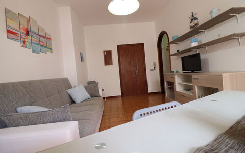 Margherita: Mobilia, Pavimentazione, Interior Design, Pavimento, Legna, Camera, Soggiorno, Televisione, Illuminazione, Tavolo