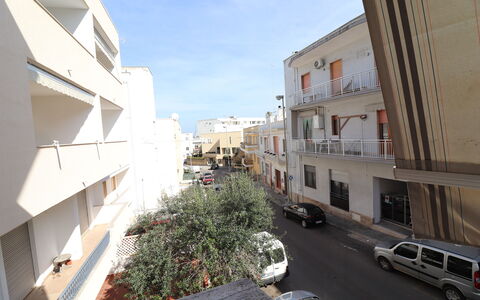 Margherita: Costruzione, Finestra, Auto, Automotive Esterno, Zona Residenziale, Cittadina, Quartiere, Appartamento