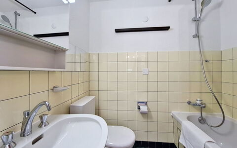 Saphir: Bagno, Lavandino Del Bagno, Idraulico Fixture, Interior Design, Pavimentazione, Lavello, Pavimento, Rubinetto, Gabinetto, Idraulico