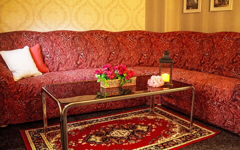 Herlíkovice: Mobilia, Divano, Rosso, Interior Design, Tessile, Soggiorno, Pavimentazione, Pavimento, Rosa