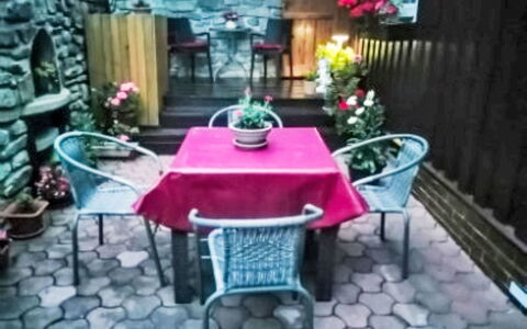 Herlíkovice: Mobilia, Sedia, Tavolo Esterno, Vaso Di Fiori, Pianta Della Casa, Fiorai, Mobili Da Esterno, Tovaglia, Tavolino Da Caffè