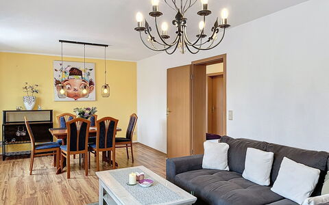 Ankerplatz: Mobilia, Interior Design, Pavimentazione, Pavimento, Legna, Soffitto, Camera, Divano, Soggiorno, Illuminazione