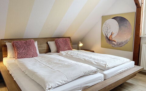 Ankerplatz: Letto, Mobilia, Interior Design, Camera Da Letto, Pavimentazione, Pavimento, Bedding, Lenzuolo, Legna, Biancheria