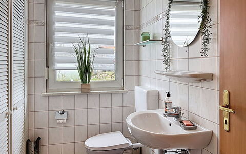 Ankerplatz: Bagno, Idraulico Fixture, Lavandino Del Bagno, Interior Design, Lavello, Pavimentazione, Gabinetto, Rubinetto, Idraulico, Toilet Seat