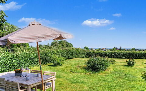 Olufdine - 350M from the Sea: Mobilia, Arbusto, Mobili Da Esterno, Tavolo, Giardino, Lotto, Tavolo Esterno, Prato, Groundcover, Sedia