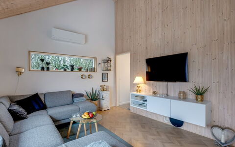 Fastulf - 1.2Km to the Fjord: Interior Design, Pavimentazione, Parete, Mobilia, Legna, Pavimento, Soffitto, Divano, Soggiorno, Lampada