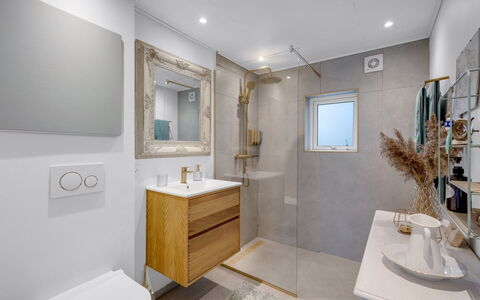 Fastulf - 1.2Km to the Fjord: Pavimentazione, Pavimento, Idraulico Fixture, Interior Design, Mobiletto Del Bagno, Bagno, Idraulico, Lavello, Specchio, Gabinetto