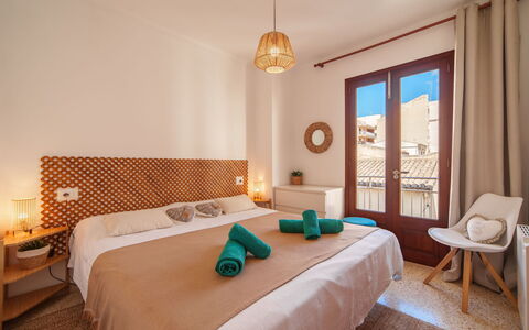 Near the Sea: Parete, Legna, Interior Design, Mobilia, Camera Da Letto, Pavimento, Biancheria, Letto, Camera, Appartamento