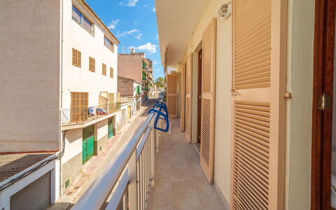 Near the Sea: Parete, Appartamento, Materiale Composito, Balcone, Illuminazione Diurna, Corrimano, Vicolo