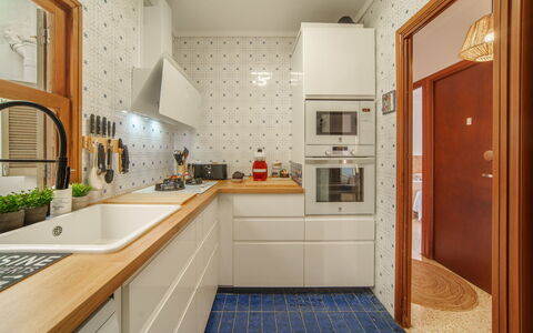 Near the Sea: Cucina, Elettrodomestico Da Cucina, Controsoffitto, Apparecchio Major, Interior Design, Pavimentazione, Cabinetry, Legna, Cucina Stufa, Pavimento