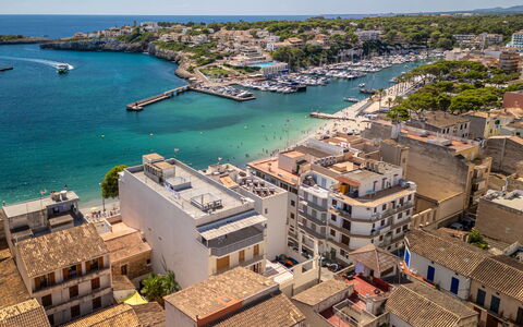 Near the Sea: Acqua, Corpo D'Acqua, Risorse Idriche, Barca, Moto D'Acqua, Waterway, Costa, Città, Estate, Mare