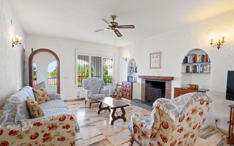 Blake: Mobilia, Interior Design, Pavimentazione, Pavimento, Divano, Tavolo, Soggiorno, Sedia, Camera, Soffitto