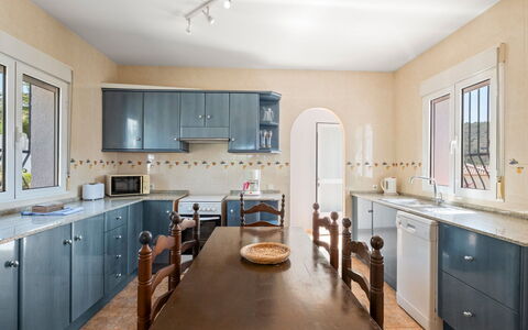 Blake: Mobilia, Interior Design, Cabinetry, Cucina, Pavimentazione, Controsoffitto, Legna, Soffitto, Pavimento, Illuminazione