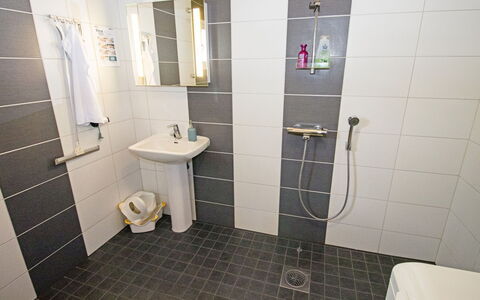 Koto: Pavimentazione, Idraulico Fixture, Bagno, Pavimento, Gabinetto, Interior Design, Idraulico, Toilet Seat, Piastrella, Doccia