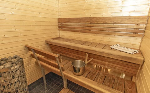 Tupa: Interior Design, Appartamento, Balcone, Latifoglie, Color Legno, Pavimento In Legno, Corrimano, Illuminazione Diurna, Hotel, Attico