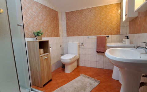 Kristalis: Lavandino Del Bagno, Bagno, Idraulico Fixture, Pavimentazione, Toilet Seat, Lavello, Pavimento, Gabinetto, Interior Design, Rubinetto