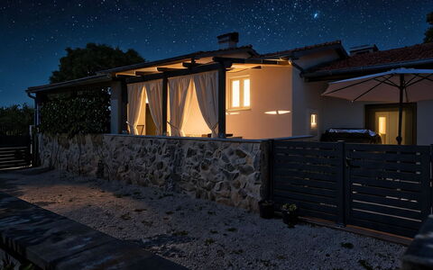 Nadalina: Casa, Villetta, Notte, Sera, Villa, Balcone, Crepuscolo, Sicurezza Illuminazione