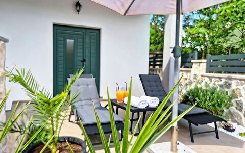 Nadalina: Mobili Da Esterno, Mobilia, Sedia, Tavolo Esterno, Shade, Ombrello, Vaso Di Fiori, Eco Hotel, Terrazza, Giardino