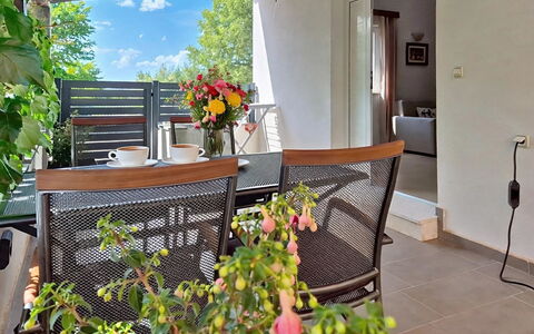 Nadalina: Mobilia, Sedia, Tavolo, Mobili Da Esterno, Tavolo Esterno, Cucina & Sala Da Pranzo Tavolo, Shade, Tavolino Da Caffè, Pianta Della Casa, Color Legno