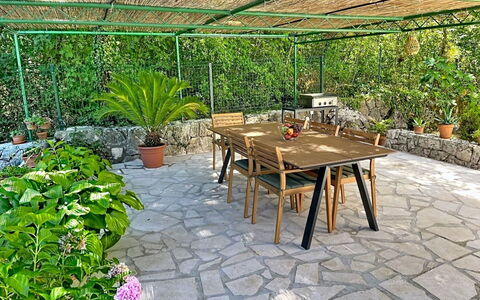 Orba: Flagstone, Giardino, Shade, Mobili Da Esterno, Backyard, Eco Hotel, Sedia, Ricorrere, Vaso Di Fiori, Landscaping
