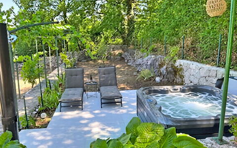 Orba: Giardino, Arbusto, Roccia, Mobilia, Mobili Da Esterno, Backyard, Vaso Di Fiori, Sedia, Landscaping