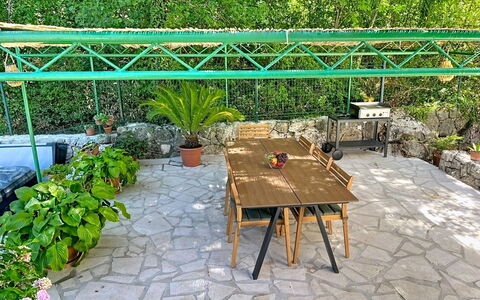 Orba: Giardino, Shade, Vaso Di Fiori, Flagstone, Mobili Da Esterno, Eco Hotel, Landscaping, Ricorrere, Struttura Esterna