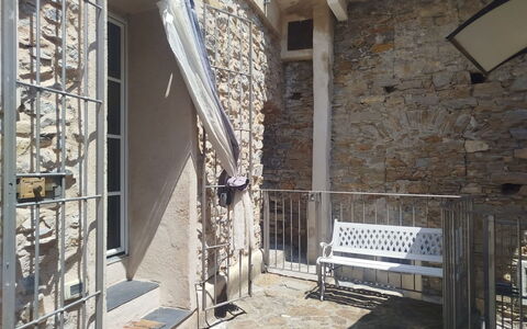Piazzetta Che Non C'Era: Interior Design, Appartamento, Balcone, Latifoglie, Color Legno, Pavimento In Legno, Corrimano, Illuminazione Diurna, Hotel, Attico