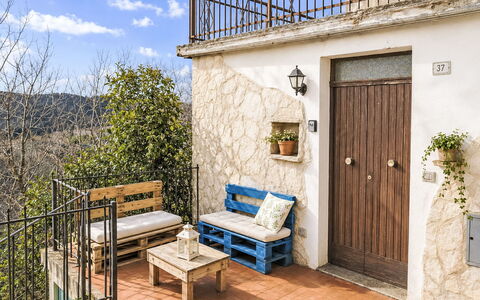 Casetta Belvedere: Interior Design, Appartamento, Balcone, Latifoglie, Color Legno, Pavimento In Legno, Corrimano, Illuminazione Diurna, Hotel, Attico