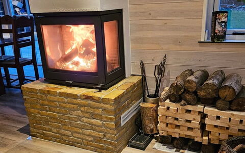 Fridel - 400M from the Sea: Focolare, Stufa A Legna, Latifoglie, Materiali Naturali, Pavimento In Legno, Color Legno, Soggiorno