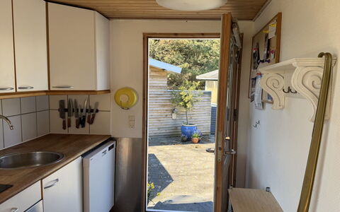 Haley - 380M from the Sea: Legna, Pavimentazione, Pavimento, Interior Design, Mobilia, Camera, Controsoffitto, Color Legno, Casa, Soffitto