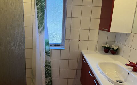 Haley - 380M from the Sea: Pavimentazione, Lavandino Del Bagno, Pavimento, Idraulico Fixture, Interior Design, Mobiletto Del Bagno, Lavello, Bagno, Idraulico, Camera