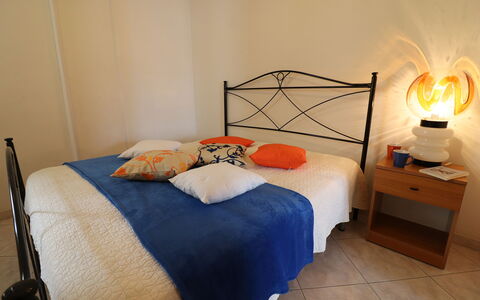 Marta: Letto, Bedding, Mobilia, Camera Da Letto, Lenzuolo, Biancheria, Interior Design, Pavimento, Tessile, Camera