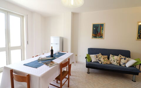 Marta: Mobilia, Pavimentazione, Pavimento, Interior Design, Legna, Tavolo, Sedia, Cucina & Sala Da Pranzo Tavolo, Sala Da Pranzo, Camera