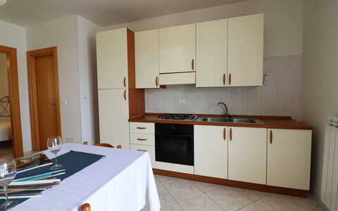 Marta: Pavimentazione, Legna, Mobilia, Cucina, Pavimento, Interior Design, Elettrodomestico Da Cucina, Apparecchio Major, Controsoffitto, Cabinetry