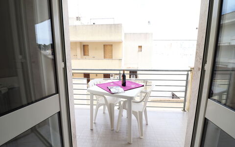 Marta: Pavimento, Mobilia, Sedia, Balcone, Bicchiere, Appartamento, Color Legno, Cucina & Sala Da Pranzo Tavolo, Tavolo Esterno, Mobili Da Esterno