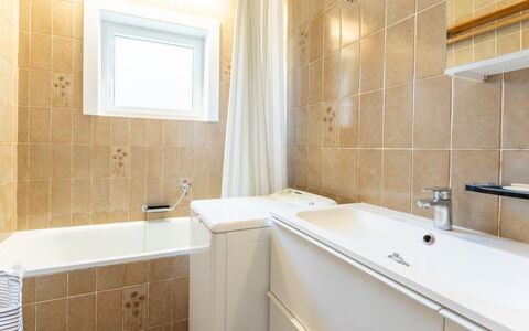 Zandstuyver Close by the Sea: Pavimentazione, Idraulico Fixture, Bagno, Interior Design, Pavimento, Soffitto, Vasca Da Bagno, Lavello, Rubinetto, Idraulico